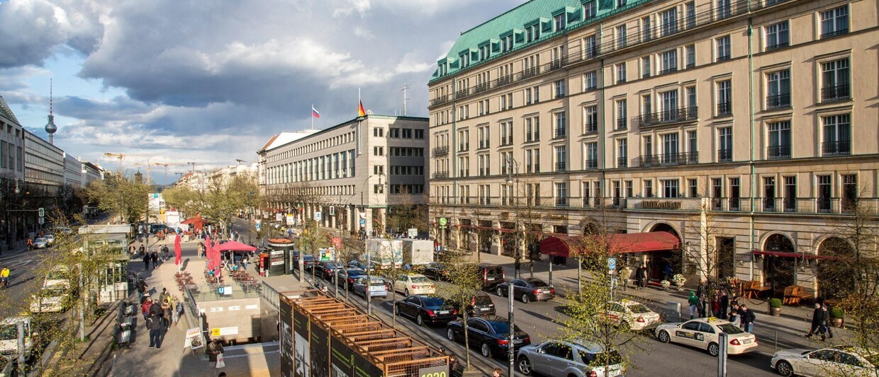 EN32FK Luxury Adlon Hotel, Berlin, at the Brandenburg gate,