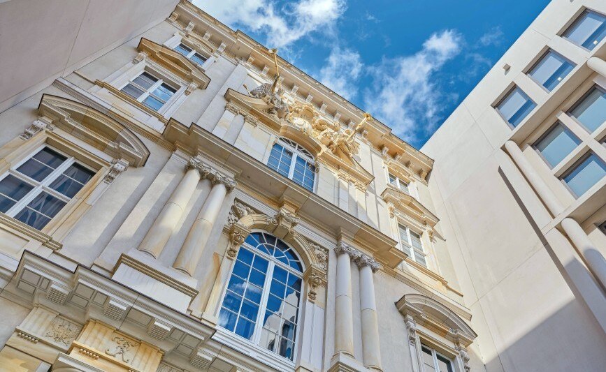 Detail of the Humboldt Forum facade modeled on the old city palace in Berlin 2YGPF75 Detail of the Humboldt Forum facade modeled on the old city palace in Berlin