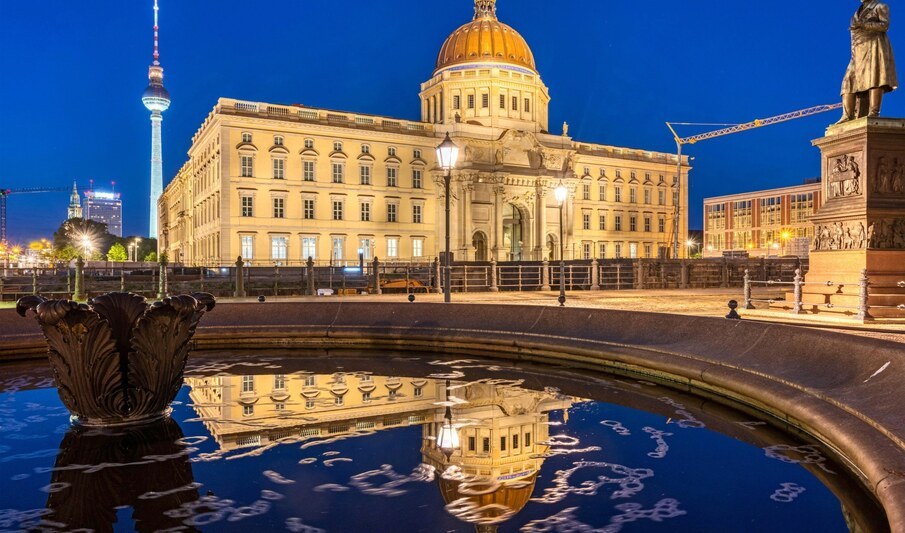2G2XMN5 The reconstructed Berlin City Palace and the famous TV Tower at night
