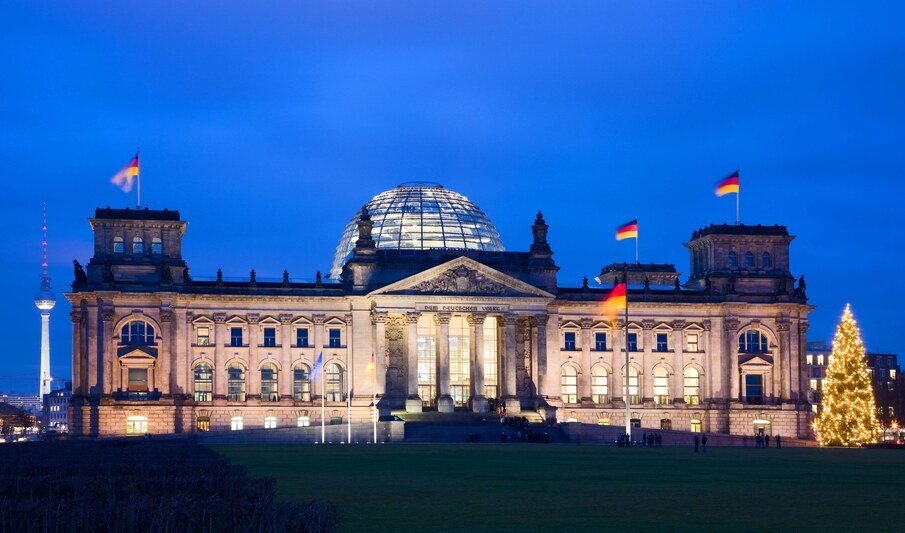 Glass Dome by Architect Norman Foster over the Reichstag Parliament Building Berlin Germany B8Y3A9 Glass Dome by Architect Norman Foster over the Reichstag Parliament Building Berlin Germany