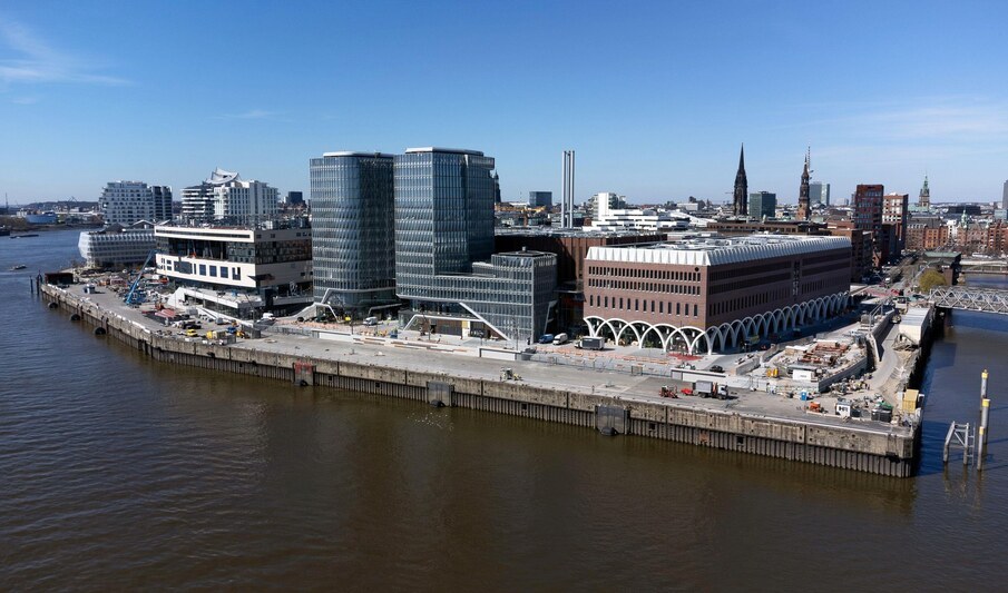 3AC9T8W The Uberseequartier in Hamburg's Hafencity shortly before opening