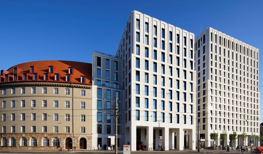 2JH6H10 Modern architecture, four-part building ensemble Tafelhof Palais with renovated, heritage-protected round building on the left, hotel and office. Image shot 2022. Exact date unknown.