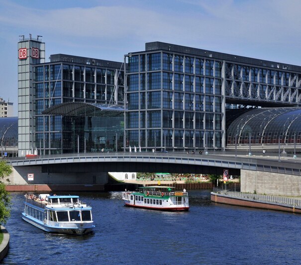 G0RK88 Main station, central terminal, excursion steamer, Spree, Mitte, Berlin, Germany