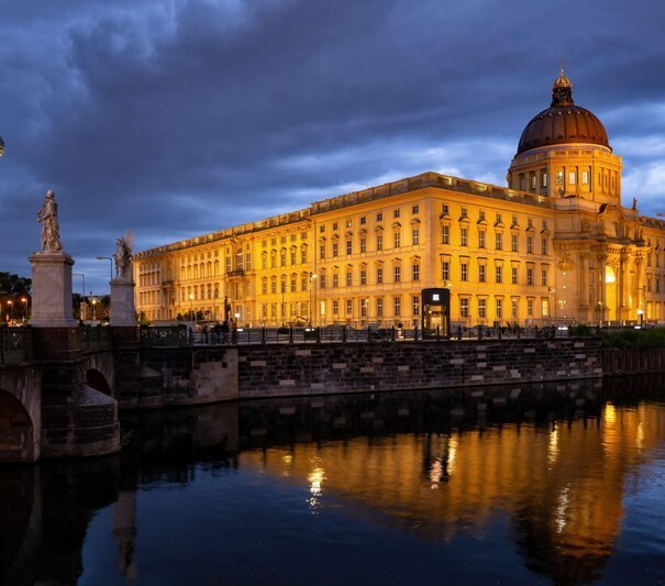 Humboldt Forum in Berlin Palace on the Museum Island and Television Tower at night, historic city centre of Berlin in Germany. 2HE5YXA Humboldt Forum in Berlin Palace on the Museum Island and Television Tower at night, historic city centre of Berlin in Germany.