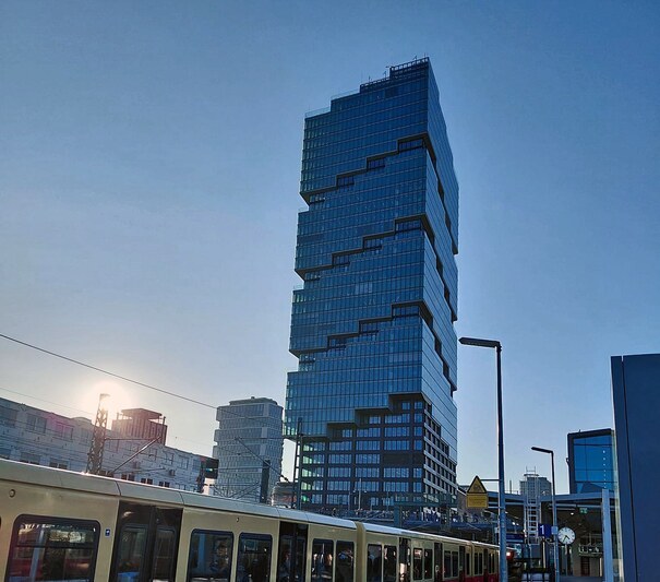 2XJD7D0 Edge East Side Tower, Amazon Turm, Tamara-Danz-StraBe, Warschauer StraBe, Friedrichshain, Berlin, Deutschland