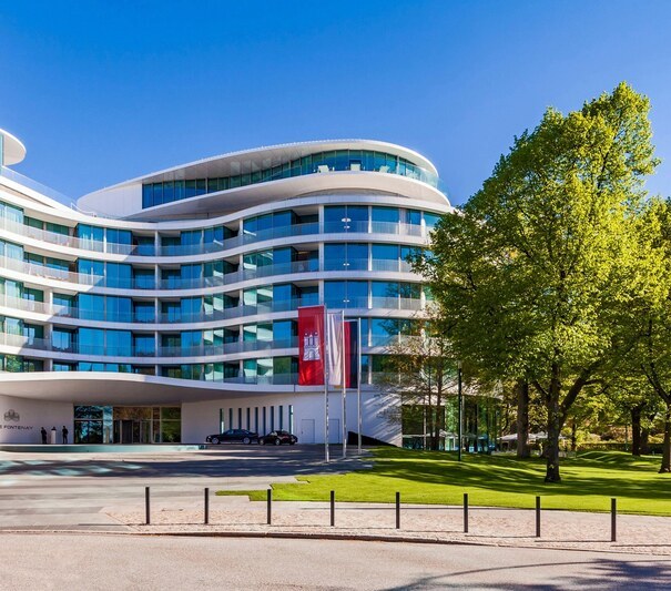 Germany, Hamburg, view to Hotel The Fontenay 2D5YEDY Germany, Hamburg, view to Hotel The Fontenay