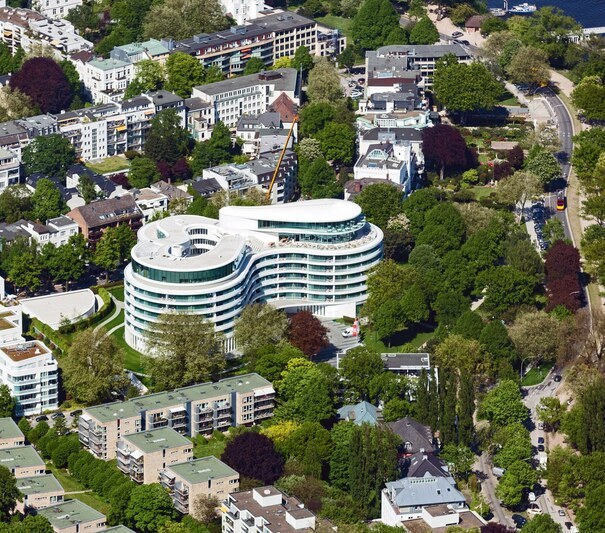 Luxury hotel The Fontenay on the banks of the AuBenalster, Hamburg district Rotherbaum, Hamburg, Germany P7FMPR Luxury hotel The Fontenay on the banks of the AuBenalster, Hamburg district Rotherbaum, Hamburg, Germany