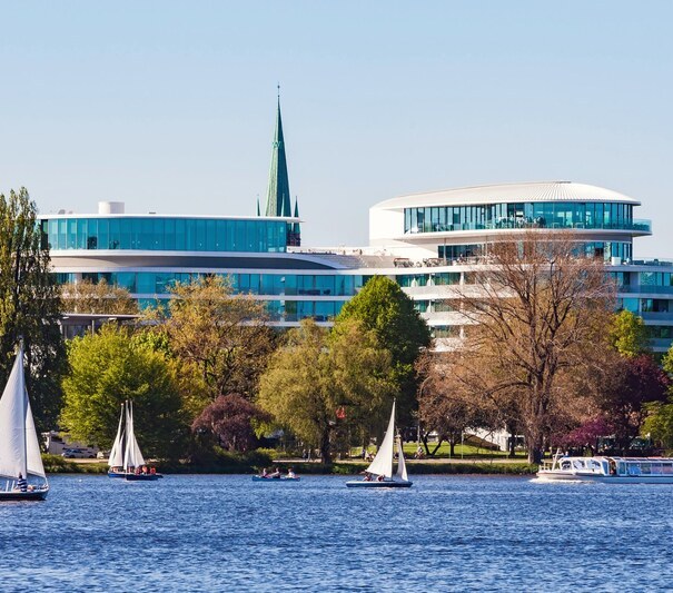 Germany, Hamburg, luxury hotel The Fontenay and sailboats on Alster Lake T5H15M Germany, Hamburg, luxury hotel The Fontenay and sailboats on Alster Lake