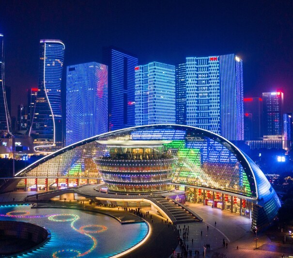 TY6PY5 During the Spring Festival in Hangzhou in late January 2019, take pictures of the night scenery on both sides of the Qiantang River.