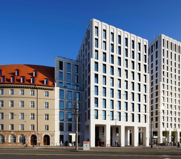 2JH6H10 Modern architecture, four-part building ensemble Tafelhof Palais with renovated, heritage-protected round building on the left, hotel and office. Image shot 2022. Exact date unknown.