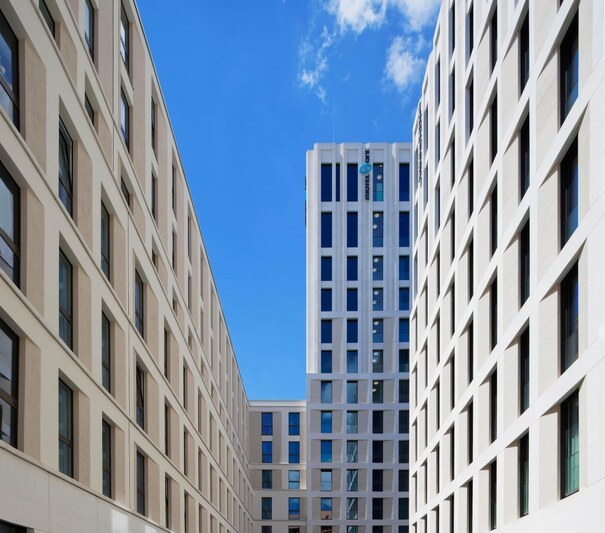 2JH6H0R Modern architecture, four-part building ensemble Tafelhof Palais, hotel and office complex, Helmut Kohl Platz, Nuremberg, Middle Franconia. Image shot 2022. Exact date unknown.